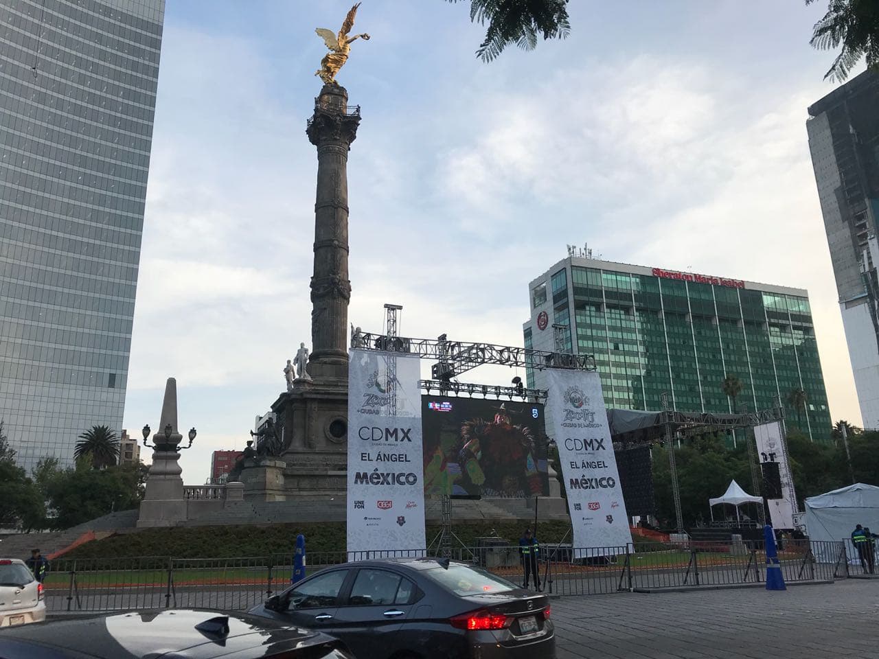 Este monumento es un sitio de reunión espontánea y para este duelo tuvo una organización especial.