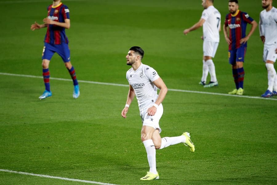 Barcelona se impone en casa ante el Huesca 4-1. Los goles corrieron a cargo de Lionel Messi (13' y 90'), Antoine Griezmann (35') y Oscar Mingueza (53'). Por parte de la visita, el gol fue de Rafa Mir al 49'. La 'Pulga' sumó su partido número 767 con el equipo culé e iguala el número de Xavi.