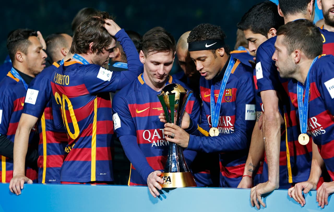 Antes de que eso se defina 'las Águilas' tienen que competir en el Mundial de Clubes. En 2015 el vencedor fue el FC Barcelona. Leo Messi y Neymar custodian el trofeo. (Crédito: Reuters)