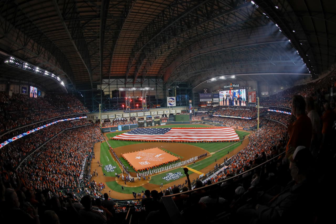 Los Houston Astros caen en el primer juego de la Serie Mundial 5-4 en el Minute Maid Park.