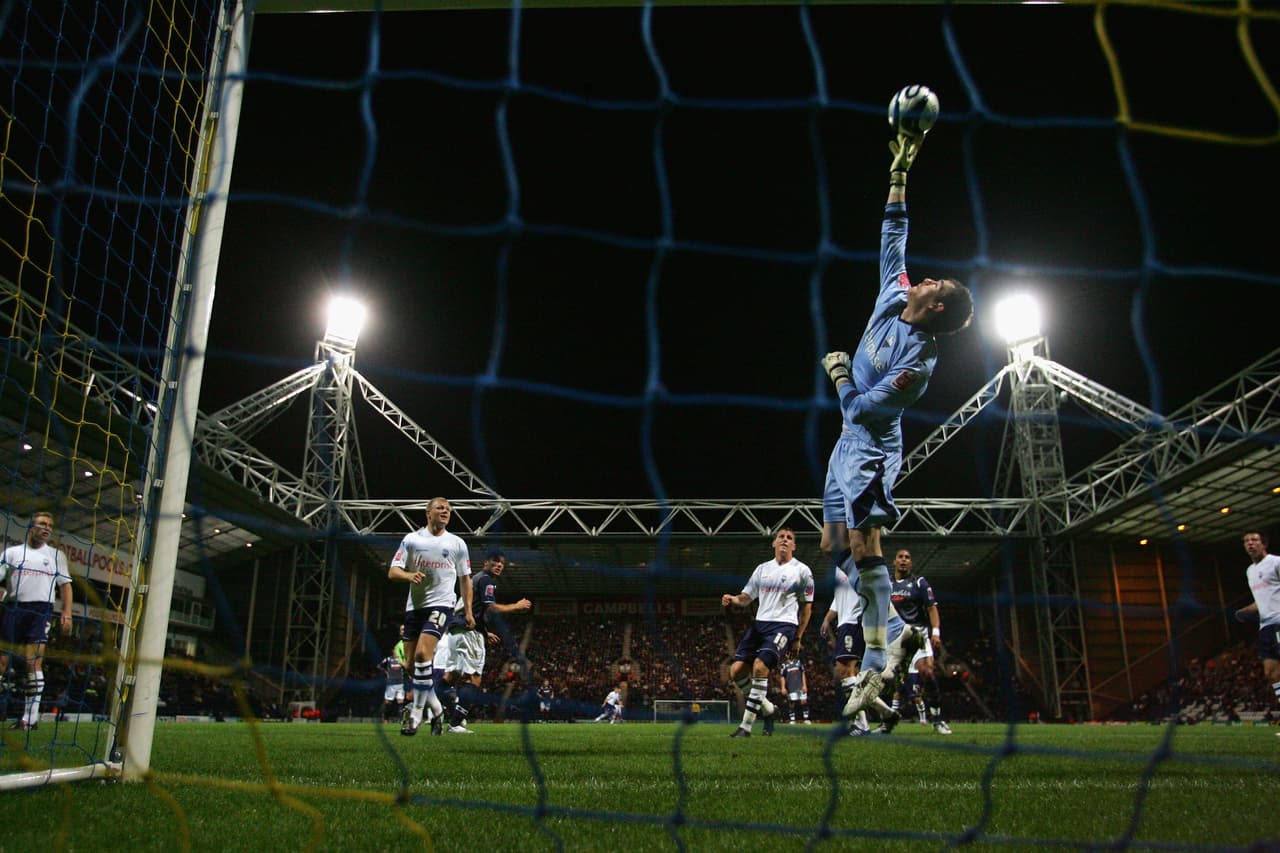 Lonergan, nacido en Preston, Inglaterra, tiene una vasta experiencia en el futbol británico y suma más de 400 partidos como profesional.