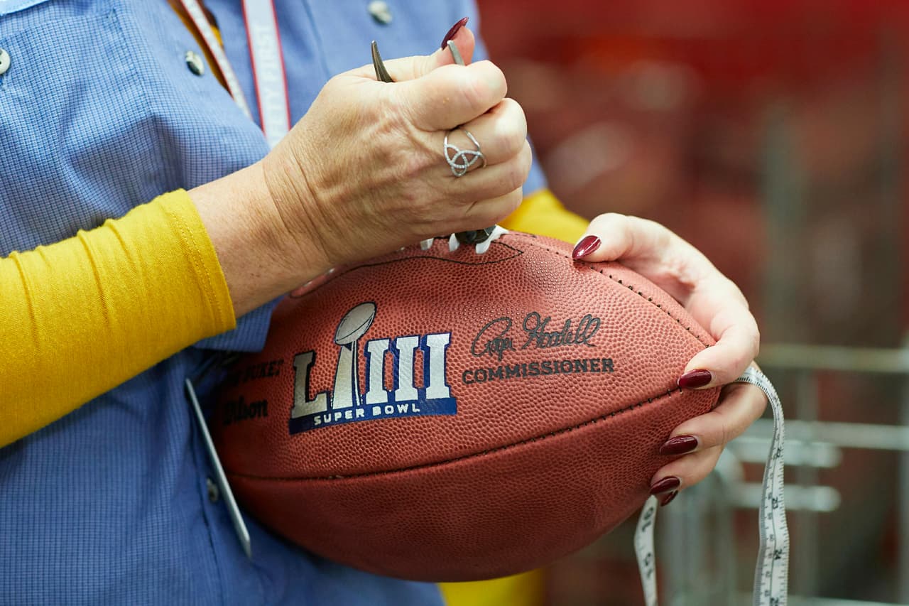 Desde 1941, cada balón que se utiliza en el Super Bowl se manufactura en Ada, Ohio. Esa es toda una tradición que se realza al saber su proceso con sabor añejo.