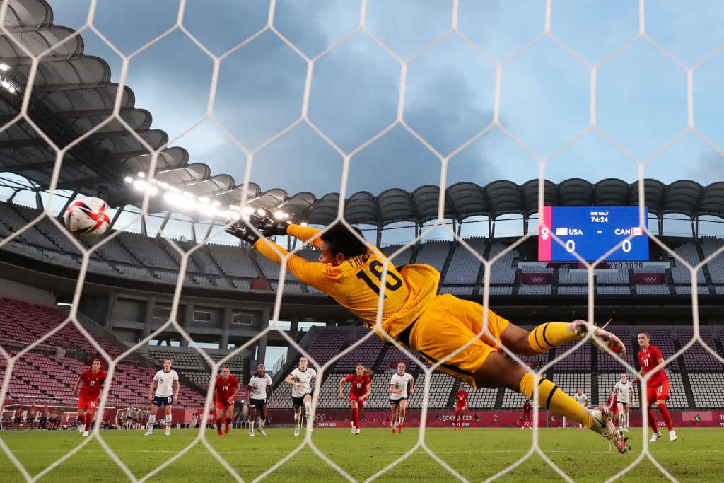 El Team USA fueron sorprendidas por Canadá, el equipo vecino quien, con un penal cobrado por Jessie Fleming al minuto 74, lograron imponerse y sellar su pase a la Final de los Juegos Olímpicos de Tokyo 2020, mientras que el equipo de las ‘barras y las estrellas’ jugará por la de bronce.