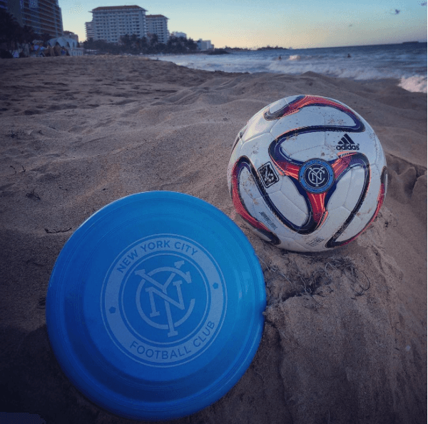 Freez-bee, fútbol y playa. Una mezcla inmejorable.