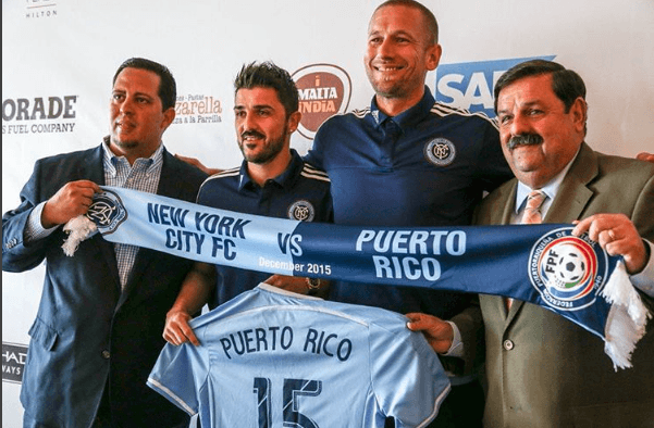 Josh Sounders, de raíces boricuas, y David Villa en la presentación del partido.