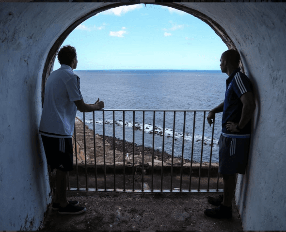 Alejandro "Tony" Taylor posa con El Morro de fondo.