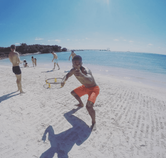 El defensor Ethan White disfrutó de un momento en la playa con su nuevo equipo.