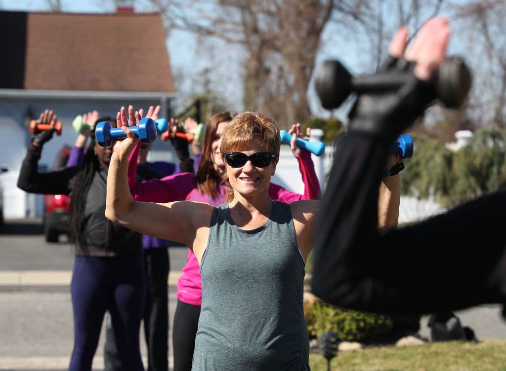 Tras la emergencia del coronavirus, Jamie Benedik organizó clases de fitness a puerta abierta en Long Island. Los asistentes tomaron la sesión conservando una distancia prudente entre ellos.