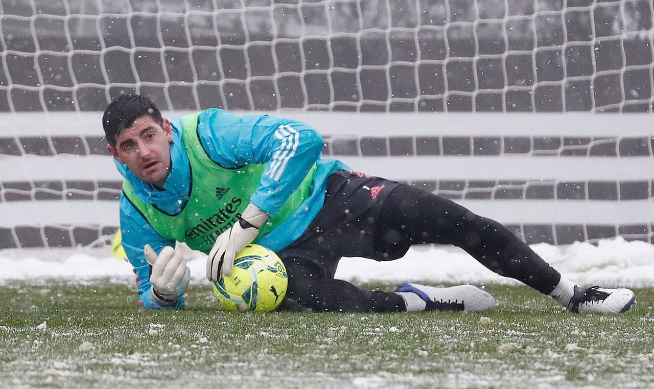 El Real Madrid preparó su próximo duelo contra Osasuna entrenando en la Ciudad Real Madrid bajo una tremenda nevada.