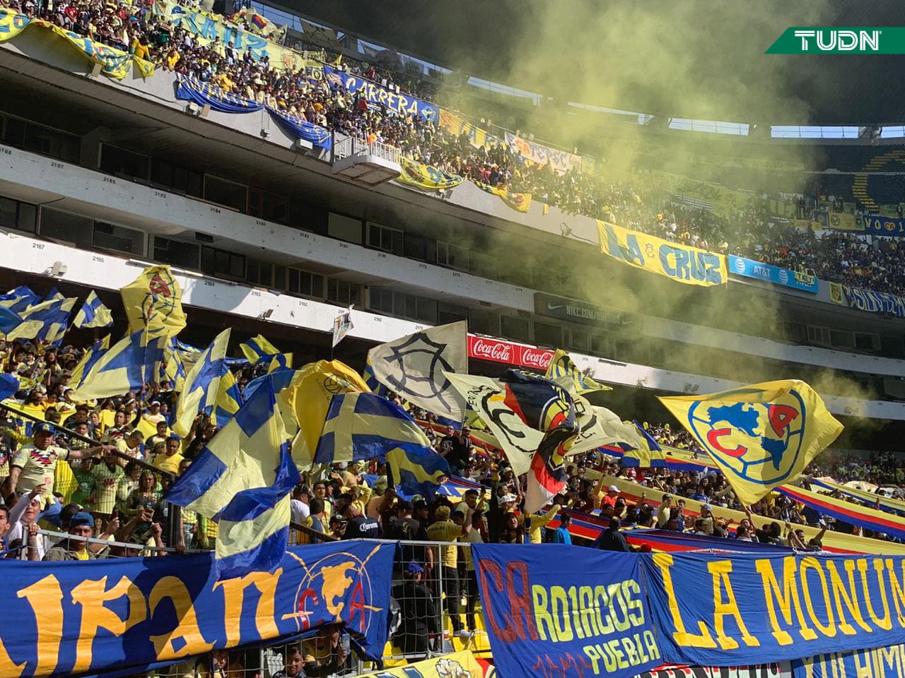 Fanáticos del América se reúnen para ver a su equipo entrenar previo a la final de la Liga MX del Apertura 2019.