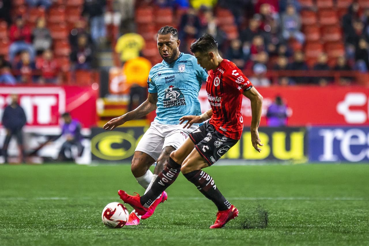 Colin Kazim Richards presiona al mediocampista Alexis Castro y logra robarle el esférico.