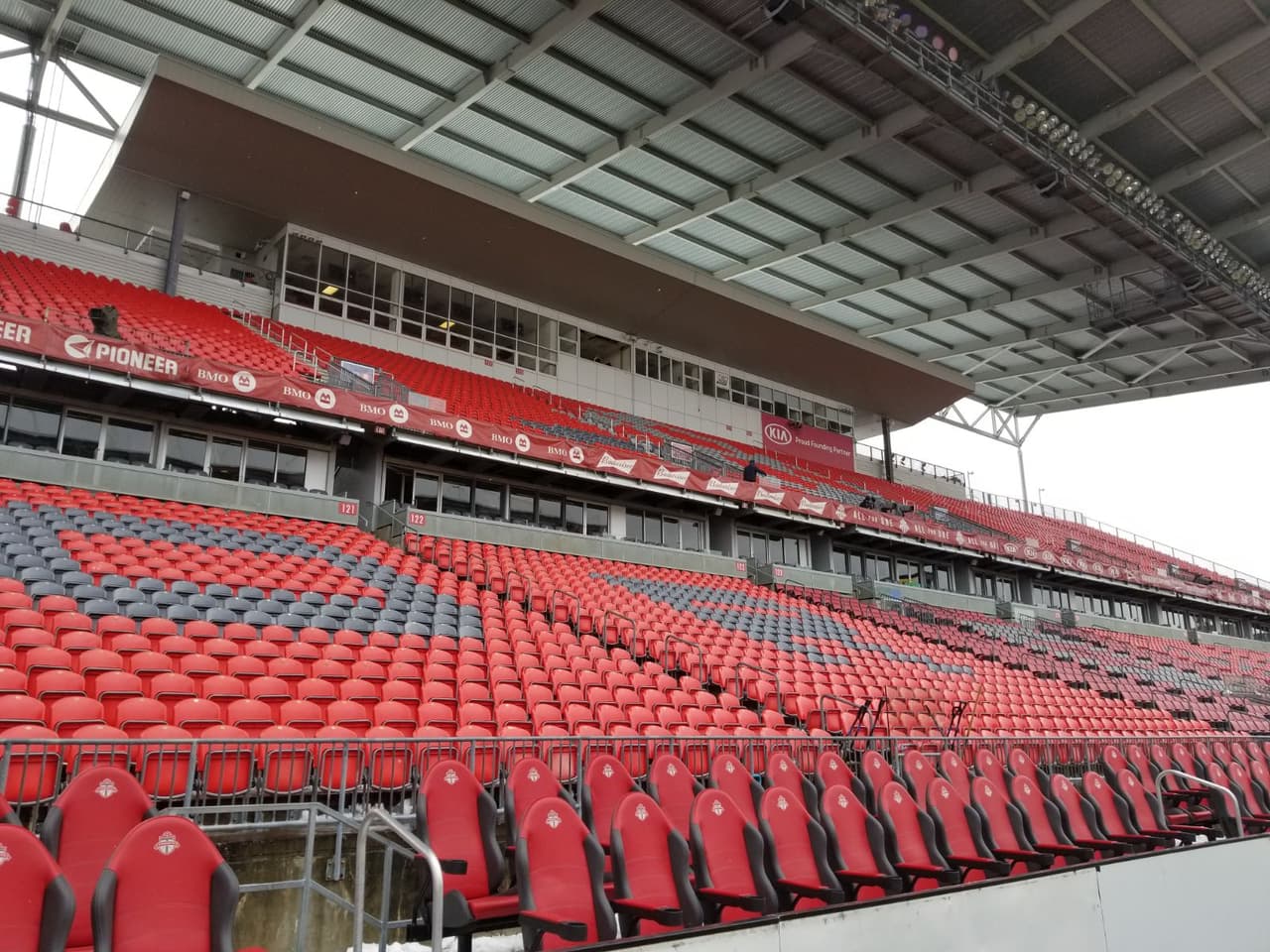 Las condiciones del terreno son aceptables para el juego de ida entre Toronto FC y Chivas de Guadalajara, en medio de un clima frío que sin duda cuenta como factor en el escenario.