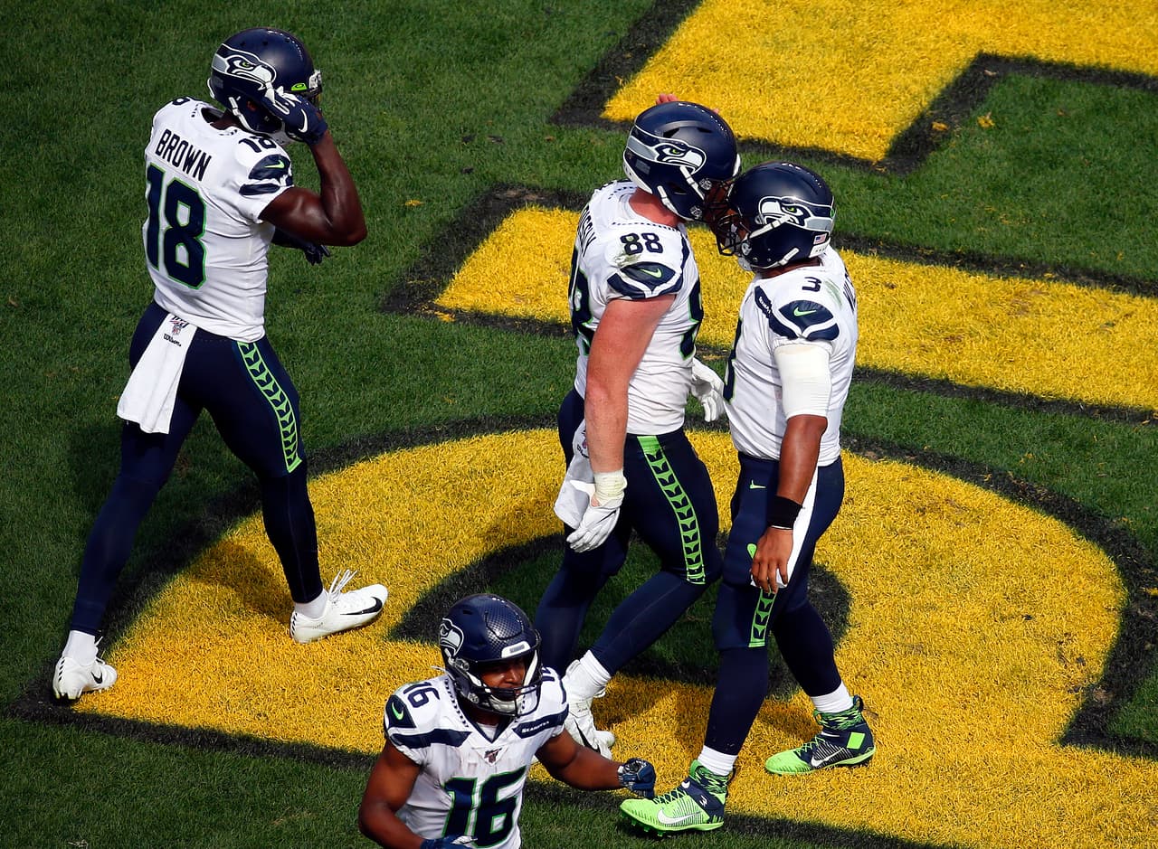 Will Dissly #88 de Seattle Seahawks celebra con Russell Wilson #3.