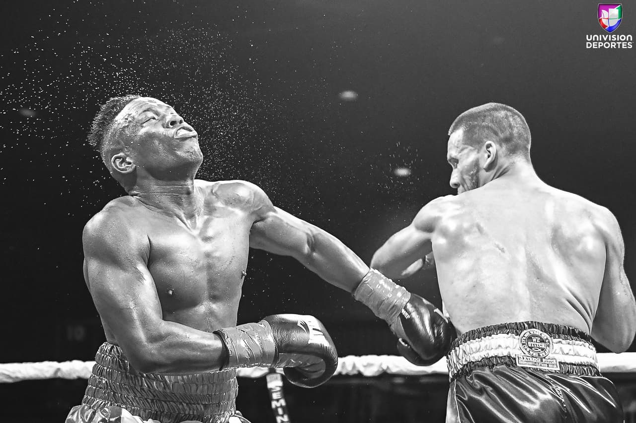 El hijo de la leyenda, oriundo de Fort Lauderdale, Florida, hizo su impresionante debut profesional en peso wélter (1-0, 1 KOs) al detener a su oponente en 2:21 minutos de la cuarta ronda en el Seminole Hard Rock Hotel & Casino de Hollywood, Florida.