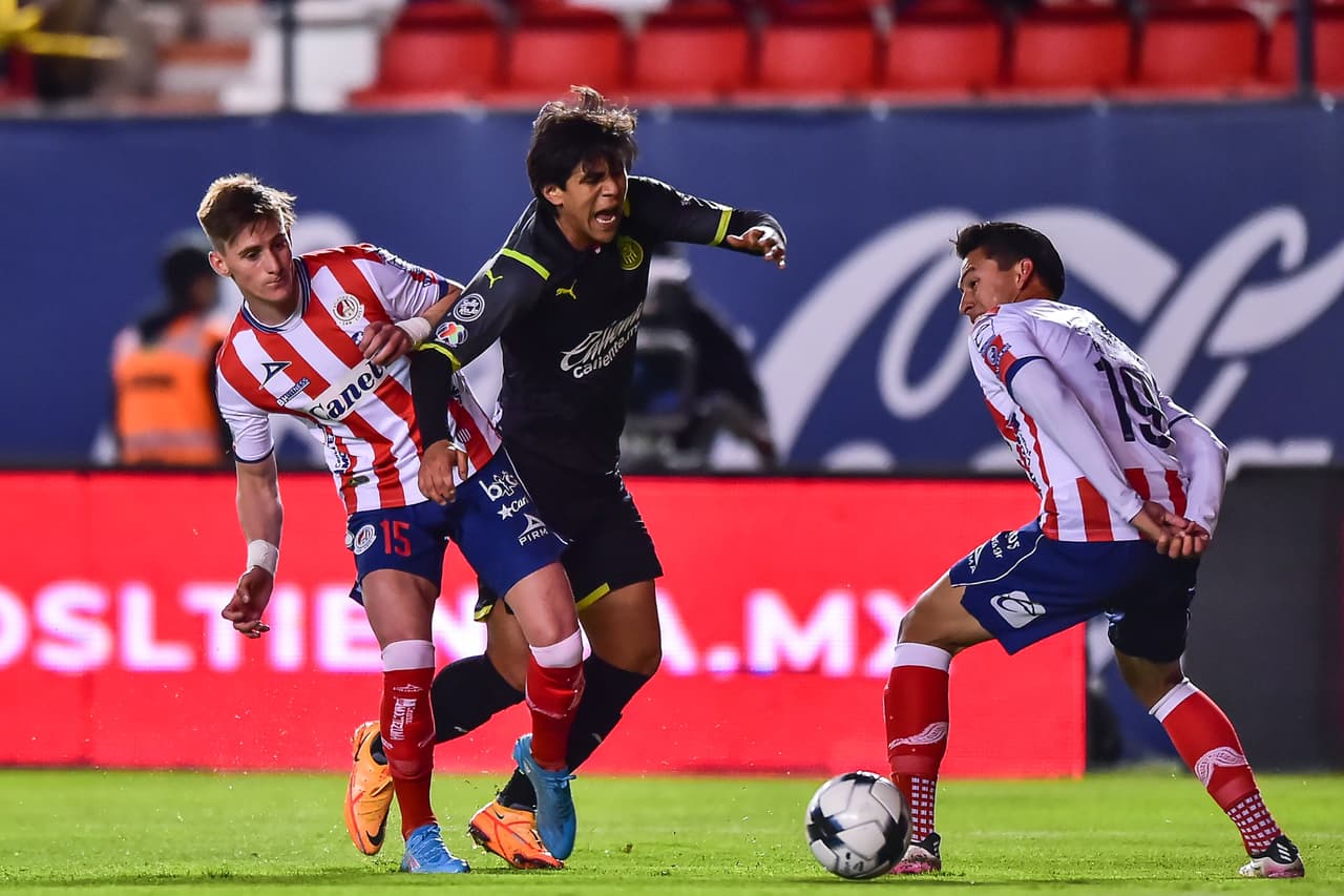 Leaño respira… Chivas tuvo una bravía reacción en el segundo tiempo y rescató el empate tras un inicio desastroso que Atlético de San Luis no supo sostener.