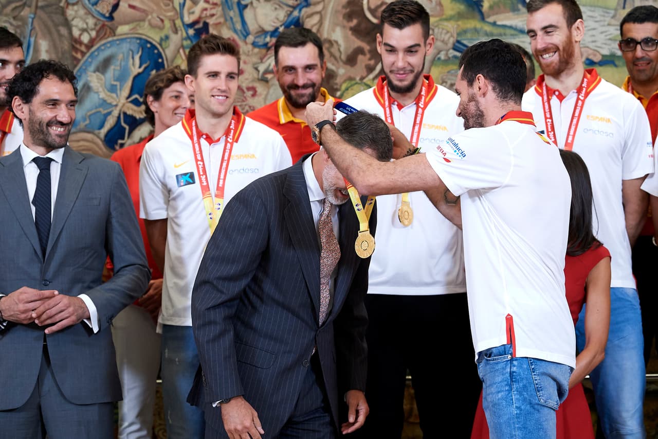 Rudy Fernández, capitán del equipo, colocó una medalla de oro en el cuello del monarca