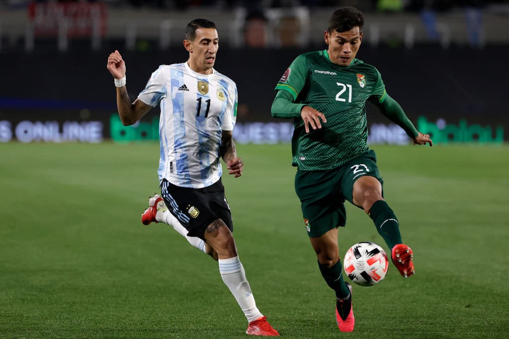 Con un asombroso hat trick de Lionel Messi, Argentina golea 3-0 a Bolivia y se sitúan en la segunda plaza de manera solitaria.