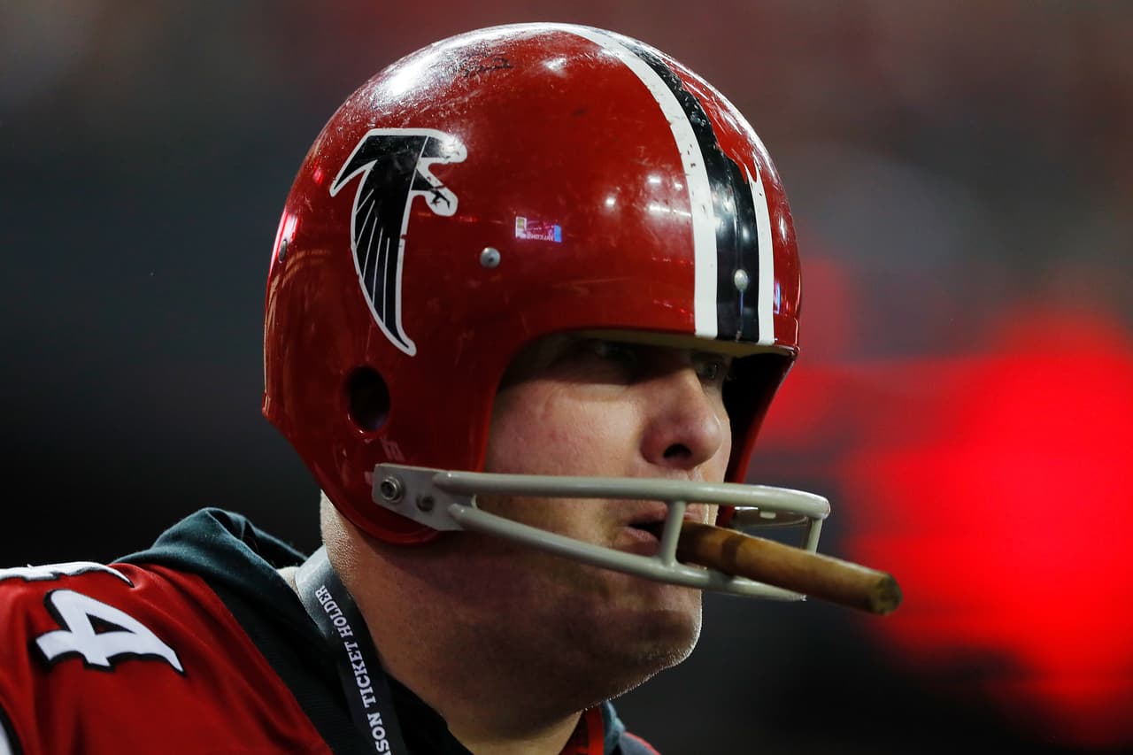 Incluso en medio de la fiesta hubo tiempo para prender un tabaco como parte de la celebración.