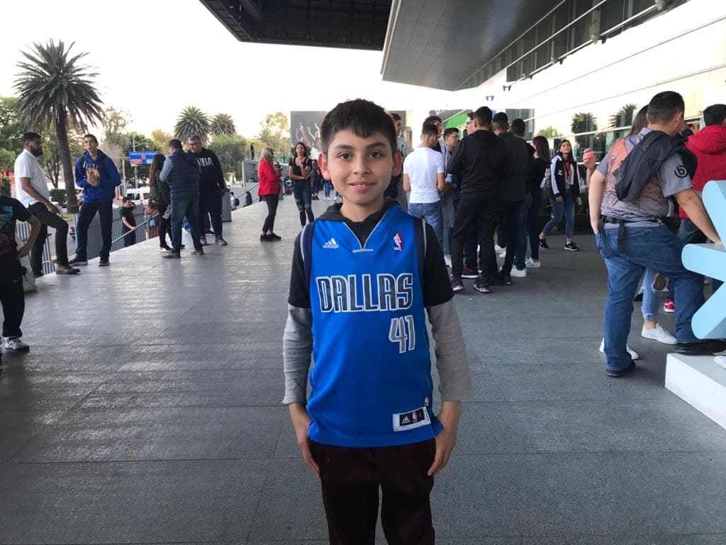 La afición mexicana luce diferentes jerseys, desde LeBron James hasta el de Najera.