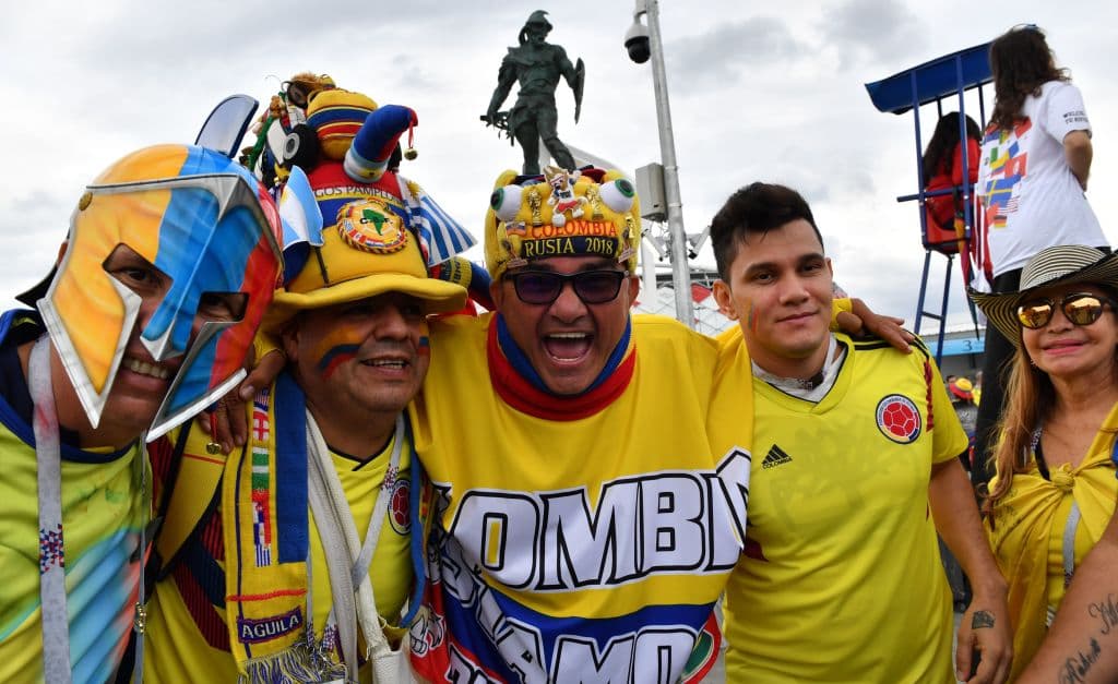 Los fanáticos en Moscú prendieron la fiesta del duelo de octavos de final entre Colombia e Inglaterra, con un colorido que marca la definición del último clasificado a cuartos de final en Rusia 2018.