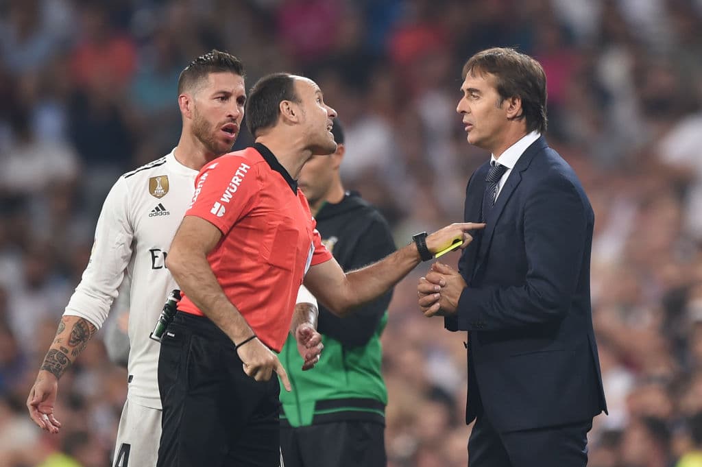 El árbitro Antonio Miguel Mateu (izquierda) fue el encargado de dirigir el encuentro, y aquí dialoga con el técnico del Real Madrid Julen Lopetegui (derecha).