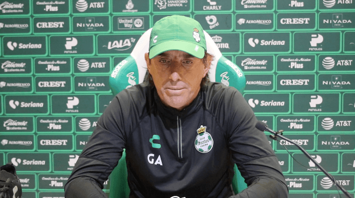 Guillermo Almada a “disimular” las bajas ante América