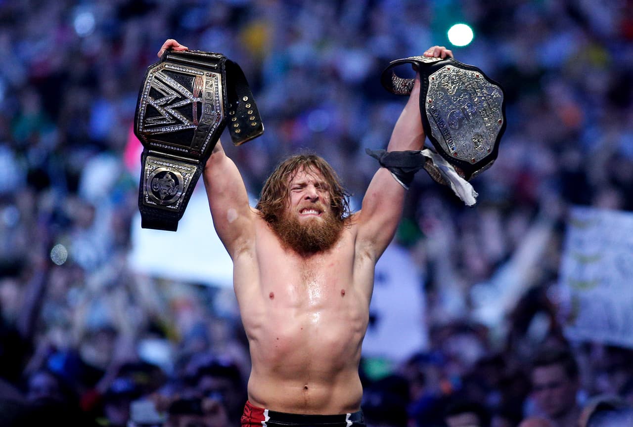El retirado luchador de la WWE Daniel Bryan ganó popularidad gracias a su imagen rebelde, que incluía la barba. Ahora como directivo, mantiene la barba aunque más corta.