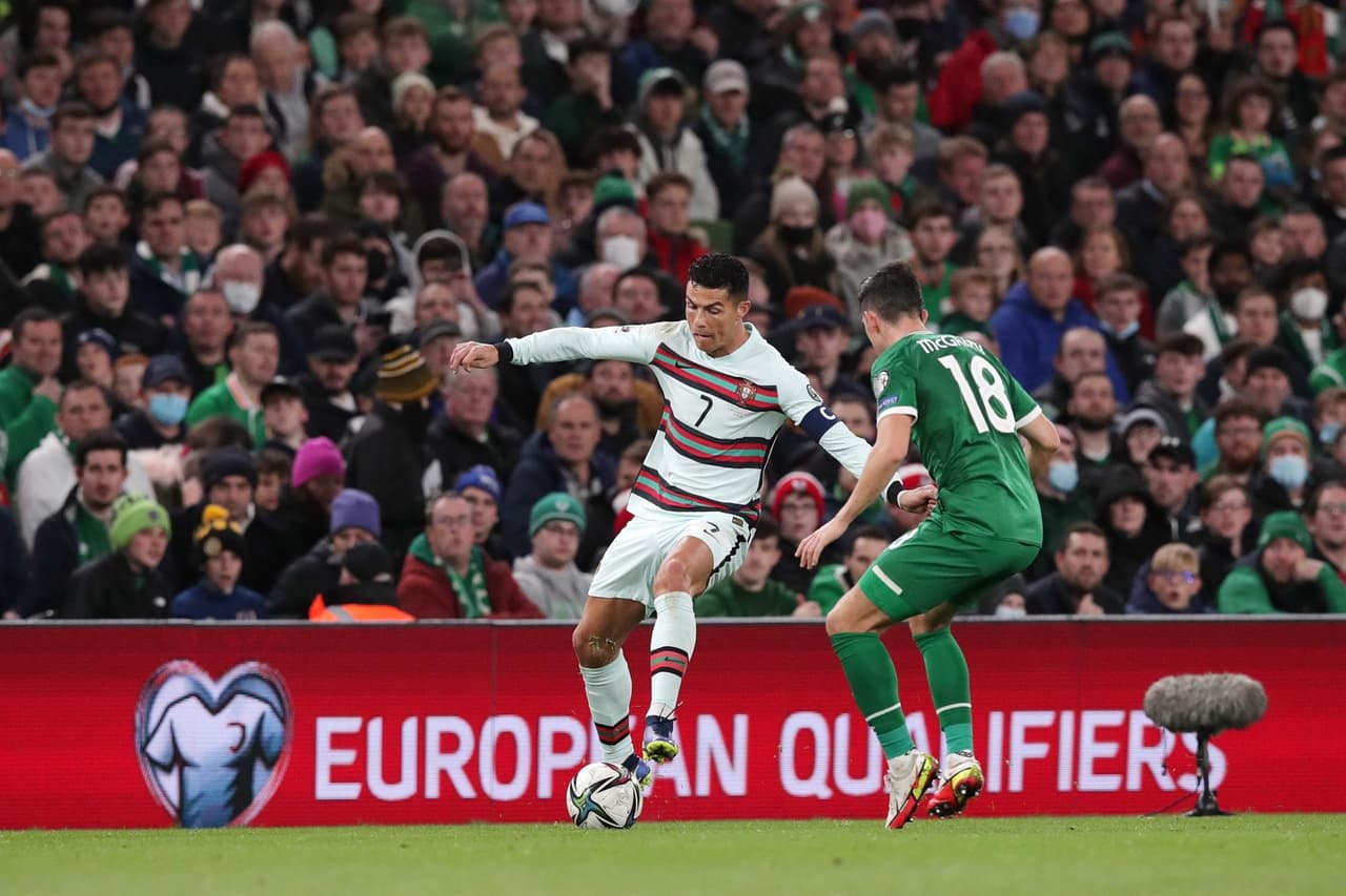 Portugal no puede ante Irlanda y se van 0-0 durante la fase de grupos de la UEFA, rumbo a la Copa del Mundo. La escuadra lusa se quedó con 10 hombres al minuto 81' y Cristiano no vio el gol. El conjunto del 'Bicho' se jugará el pase en Serbia.