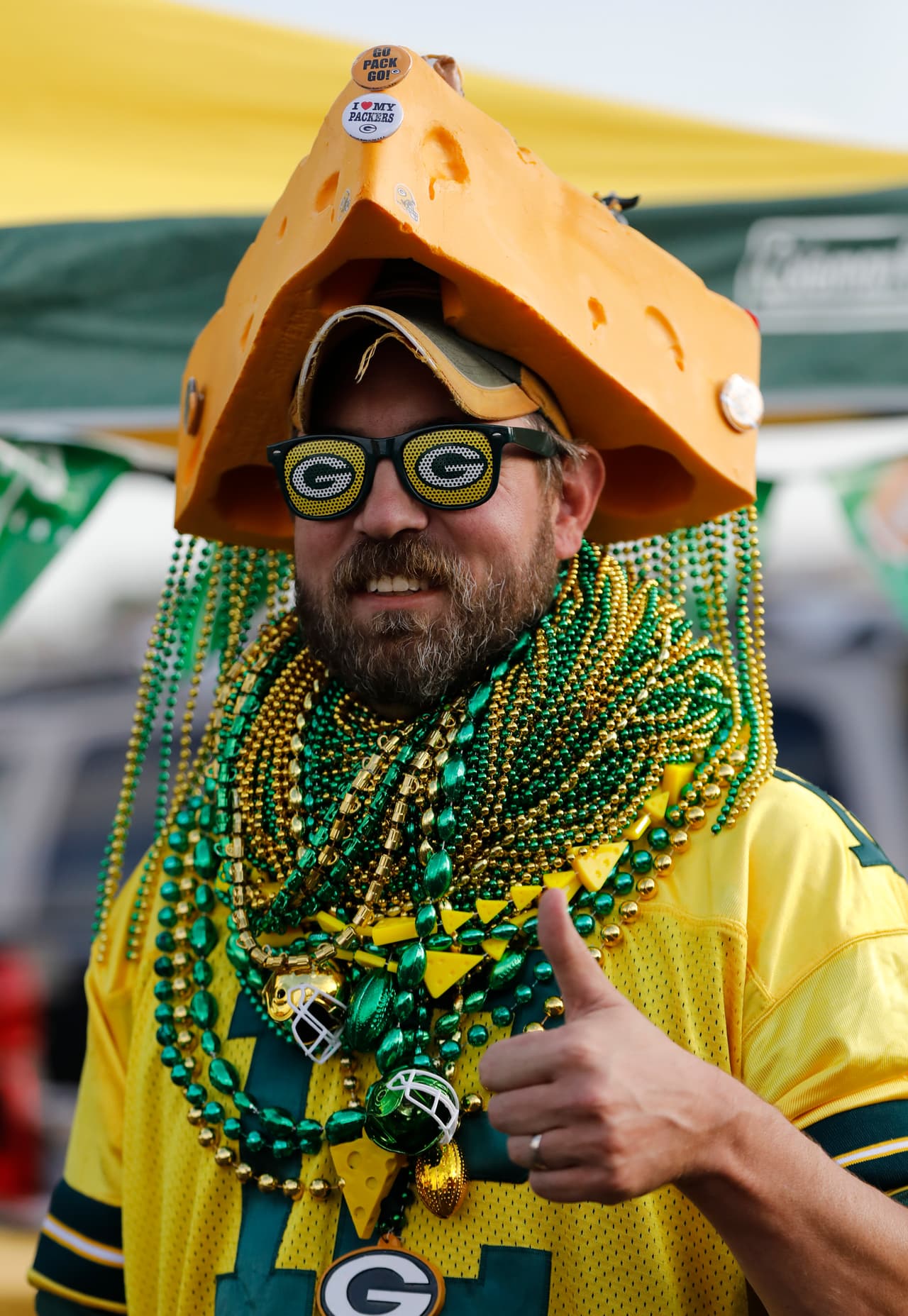 Los aficionados, algunos más extravagantes que otros, llegaron para disfrutar del encuentro entre su equipo y los Osos de Chicago.