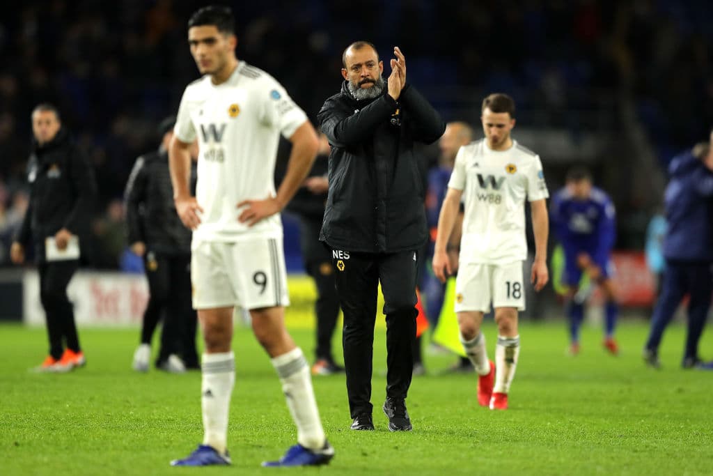 Wolverhampton, con el mexicano Jiménez (izquierda) y el técnico Nuno Espírito Santo (centro) no gana desde el 6 de octubre (1-0 sobre Crystal Palace) y tiene 16 puntos en el puesto 11.