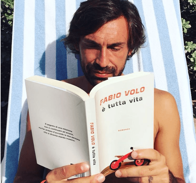 Sol, literatura y Pirlo. No puede fallar para la hora del relax en Puerto Rico.