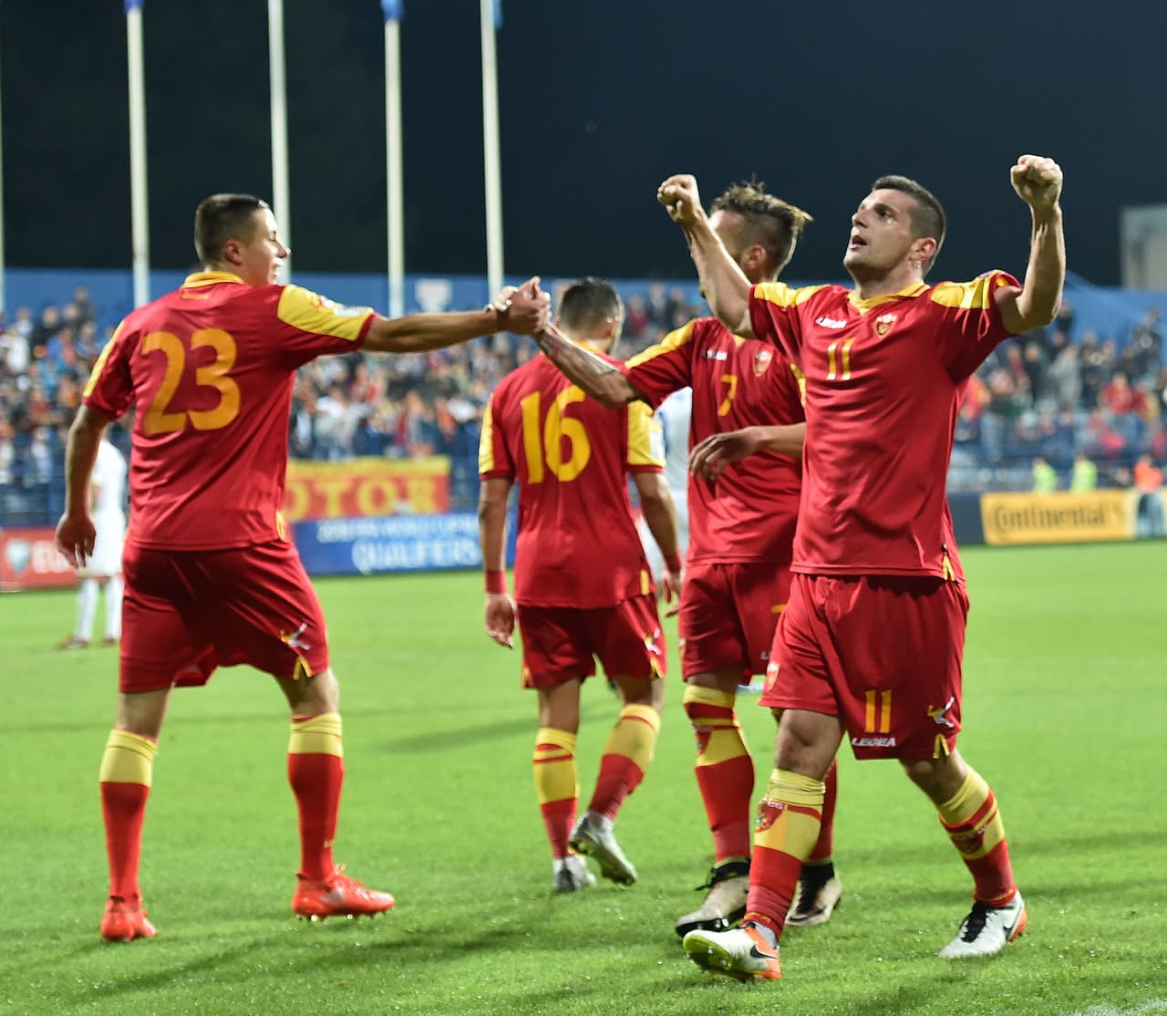 Debut / (UEFA) - Montenegro: sorpresivamente, el equipo montenegrino es segundo del grupo E con 16 puntos, superando a Dinamarca por la diferencia de gol. En las últimas dos jornadas debe concretar su clasificación ante los daneses y Polonia.