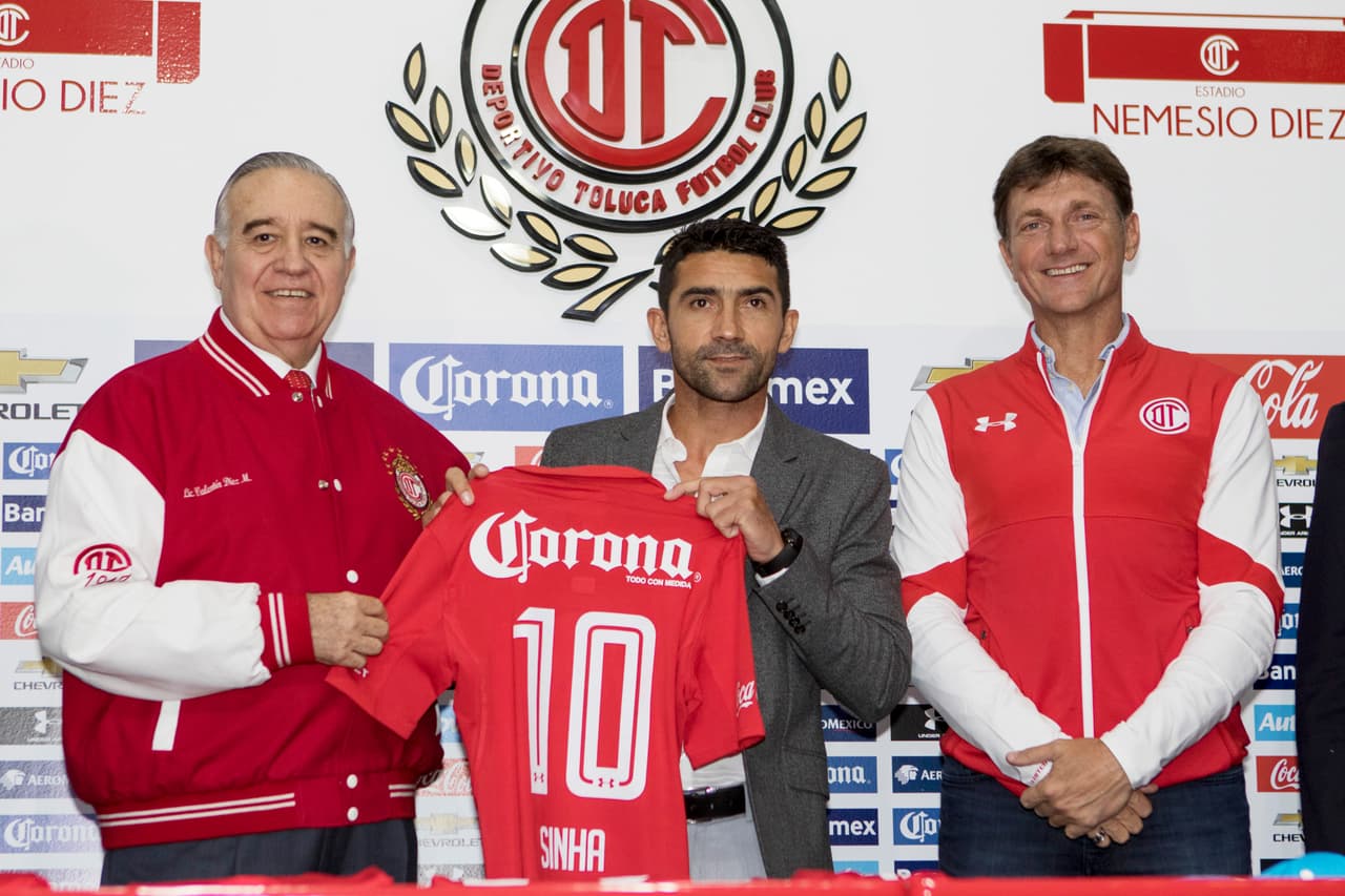 Con 40 años, Antônio Naelson Matias firmó su retorno al Toluca y se volvió a vestir la '10'.