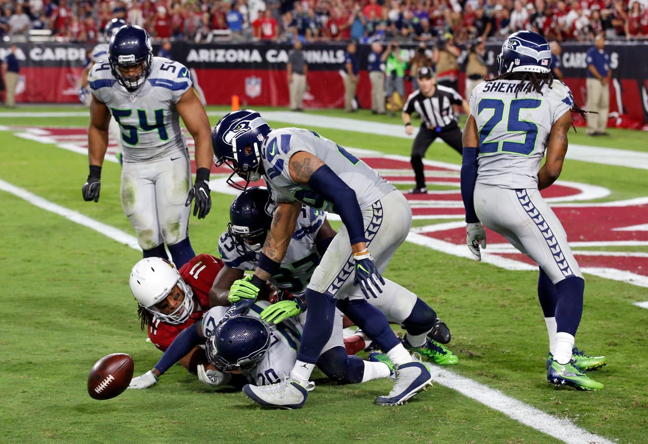 El estelar receptor de Arizona, Larry Fitzgerald, entre toda la defensiva profunda de los Seahawks.