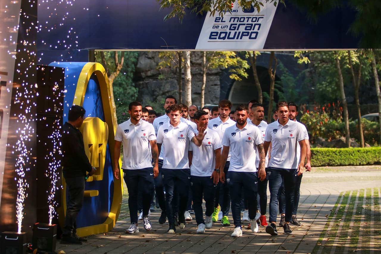 Los miembros de Pumas UNAM recibieron en la Cantera de su marca patrocinadora Suzuki vehículos de la misma gama de colores gris, blanco y rojo, a excepción del DT que recibió uno sport.