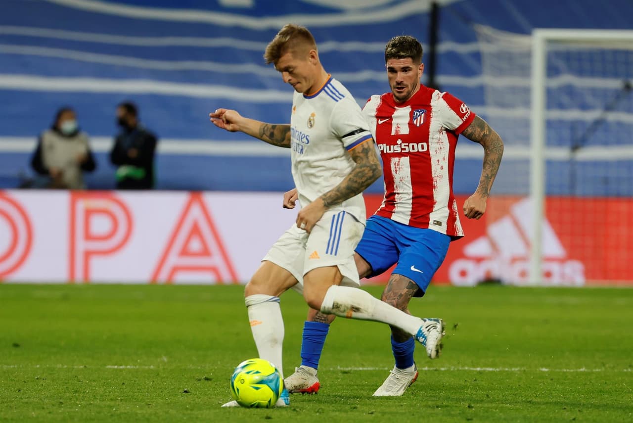 Con goles de Karim Benzema y Marco Asencio, el Real Madrid se impone al Atlético de Madrid, se lleva el Derby y sigue con paso perfecto en La Liga.