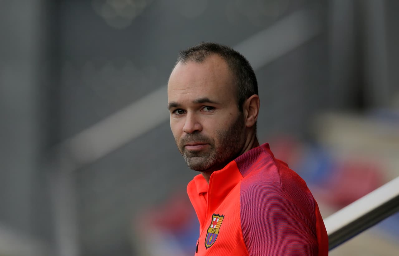 Iniesta es el jugador que actualmente con Barcelona acumula más experiencia. El volante proviene de La Masía y, aunque en su niñez se declaraba hincha de Real Madrid, ahora símbolo azulgrana.