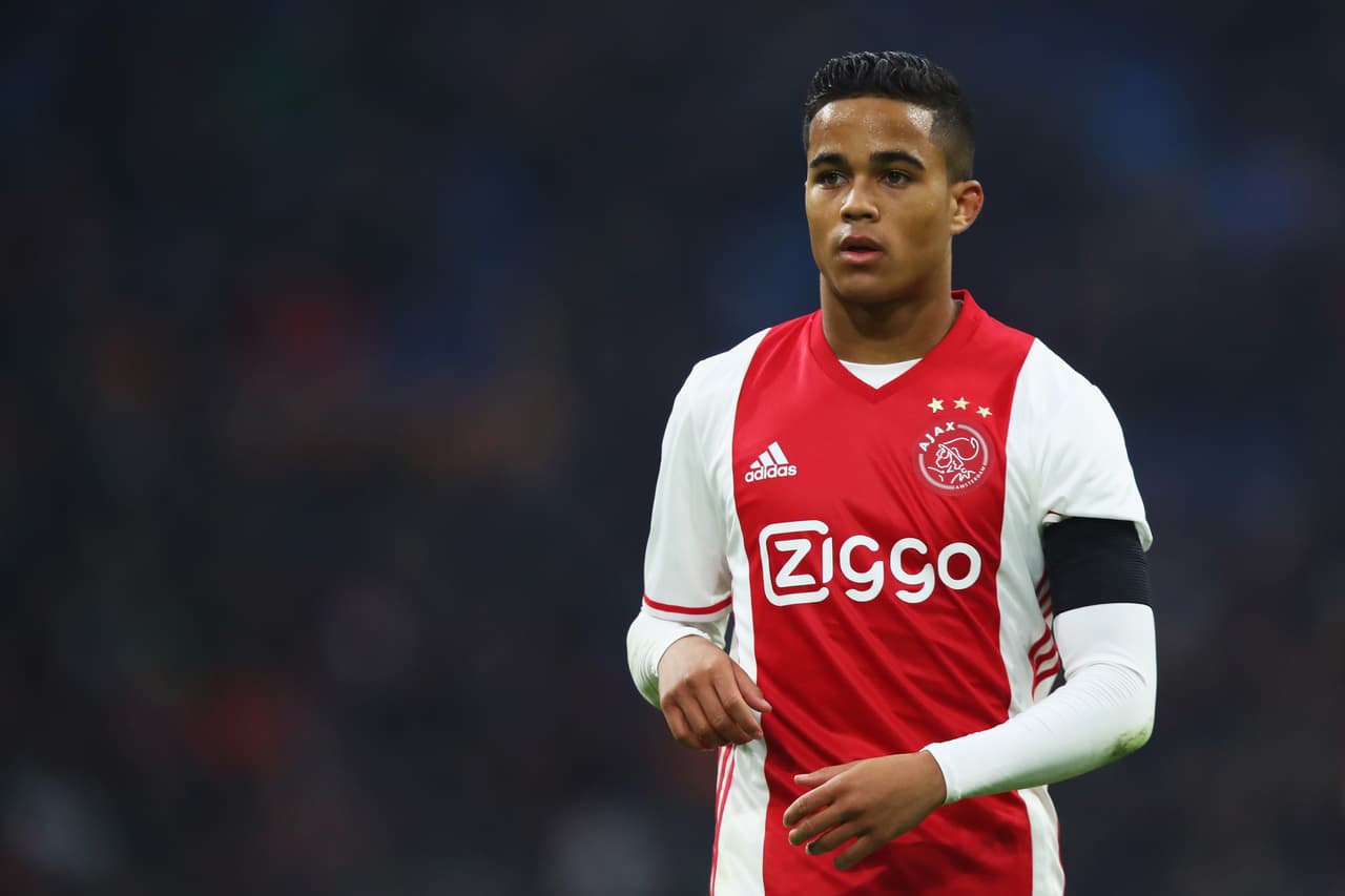 Justin Kluivert empezó a seguir los pasos de su padre en el Ajax de Holanda y en la actual edición de la Europa League estuvo en el equipo subcampeón. Es inevitable notar el parecido físico entre ambos.