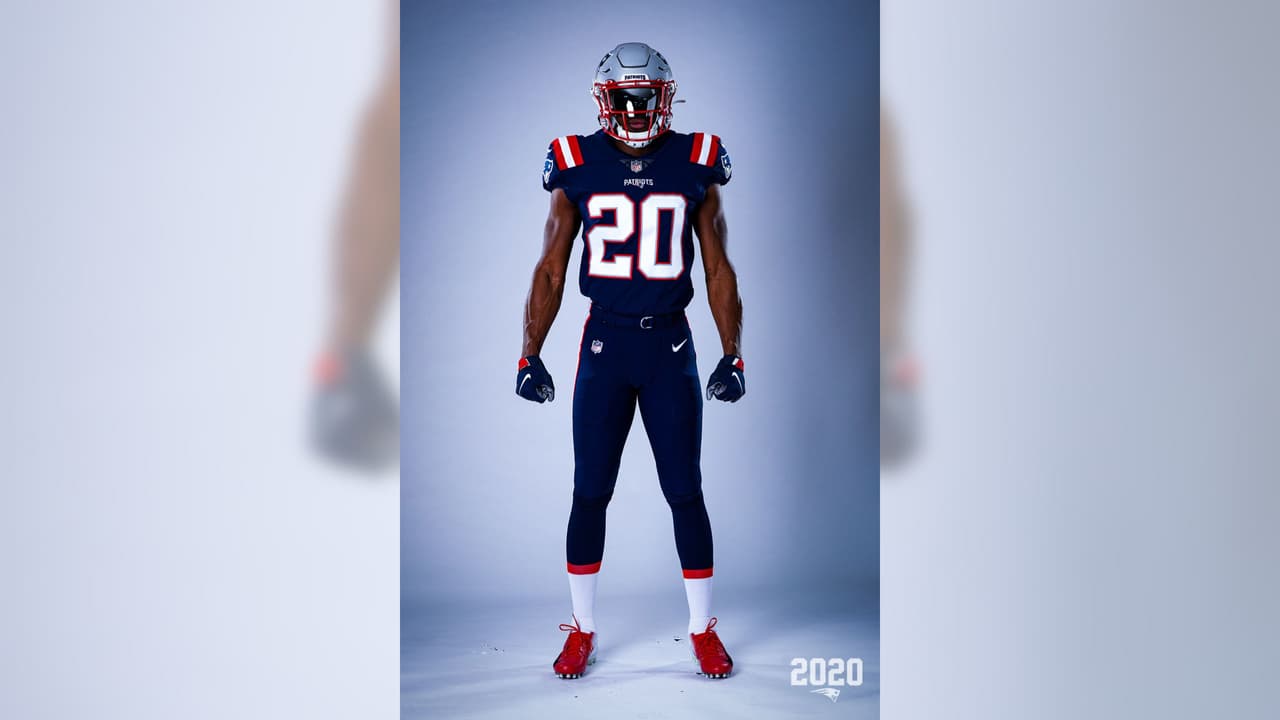 Los Patriots ya sin la presencia de Brady y en modo de reestructuración presentaron su nueva indumentaria para la temporada 2020 en la NFL. El color azul es muy similar al modelo color rush y el blanco es una adaptación combinando con las licras azules.