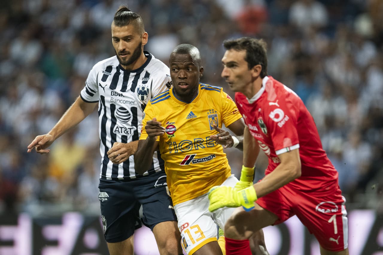 Enner Valencia dejó la cancha por Edu Vargas.