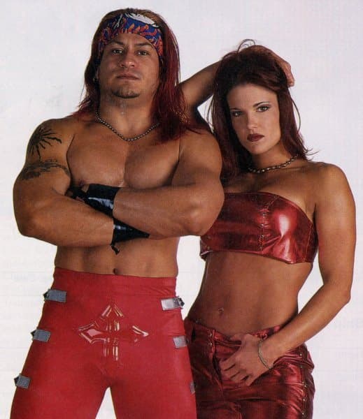 Essa Ríos o el Papi Chulo fue campeón del Peso Semipesado en la WWF, como era conocida antes la WWE. Mr. Águila entraba al cuadrilátero con Lita, su compañera inseparable.