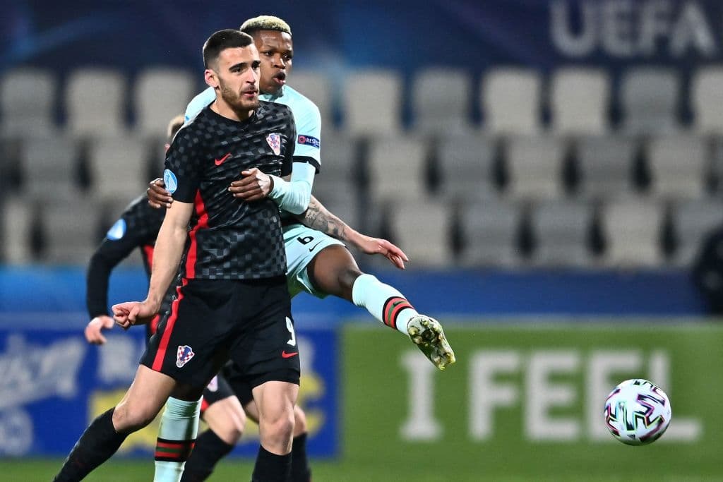 Portugal se impone a Croacia con la mínima durante la Eurocopa de la UEFA Sub-21. Fábio Vieira anotó el gol de la victoria al minuto 68 del encuentro. Los lusos enfrentarán a Inglaterra el domingo 28 de marzo, mientras que los croatas se medirán ante Suiza en el Grupo D.
