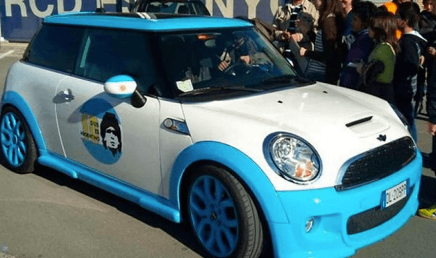 Un estilo más personalizado fue el del argentino Daniel Oswaldo, que decidió rendirle con su 'Mini cooper' un homenaje a Diego Maradona.