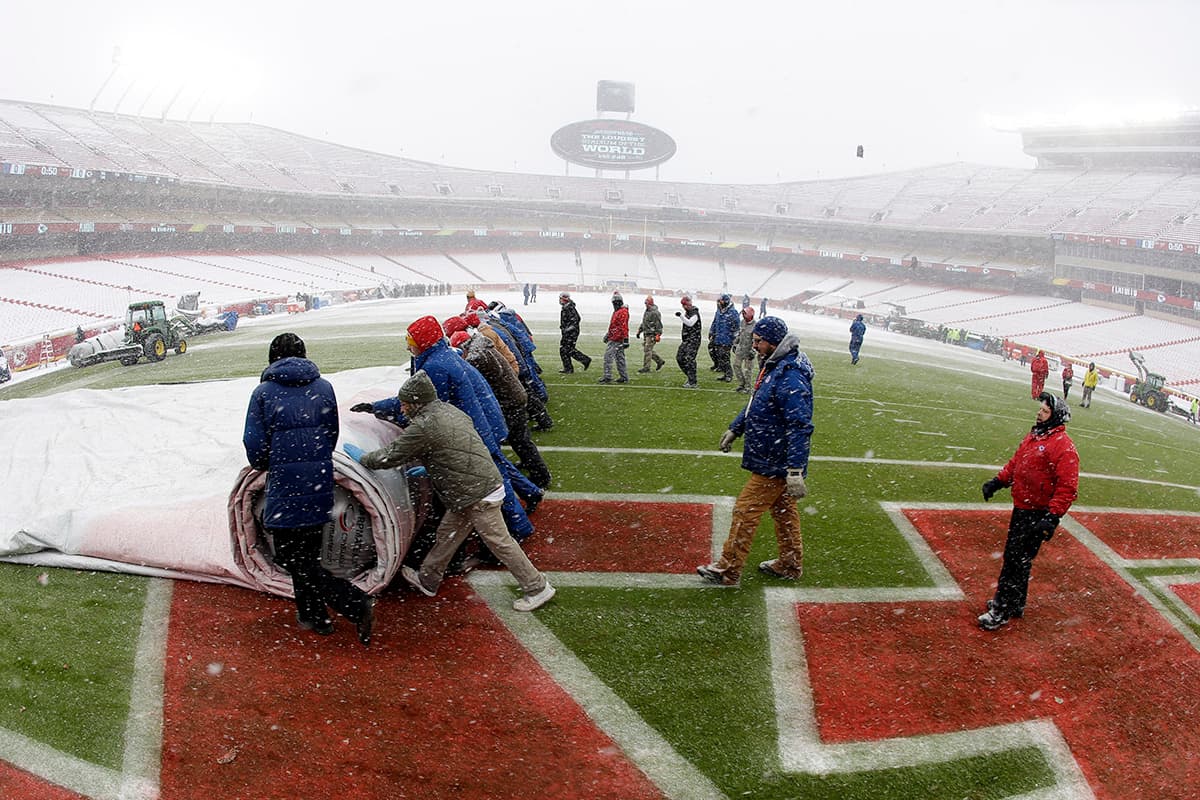 Después de ser descubierta la cancha siguió cayendo nieve.