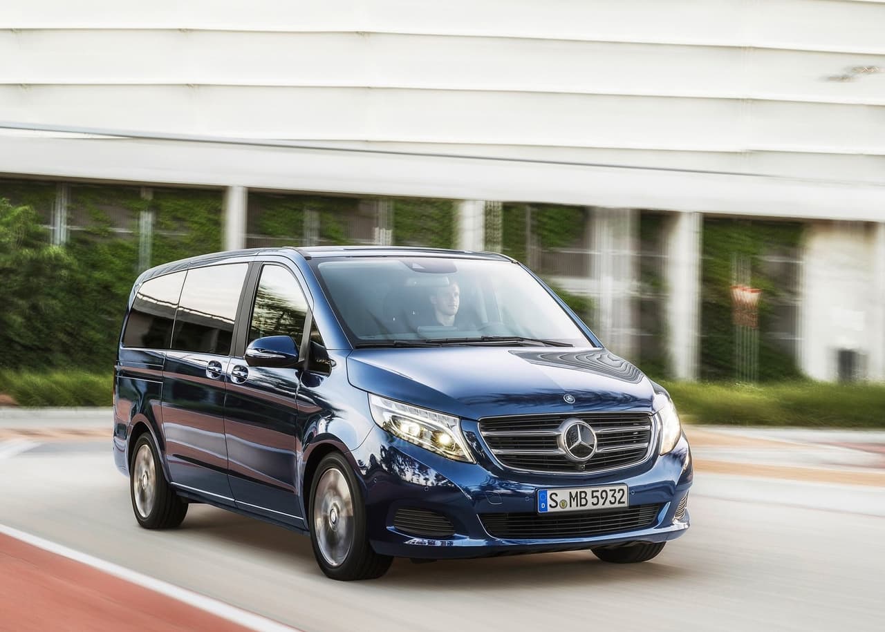 <h3 class="cms-H3-H3"><b>Mercedes-Benz V-Class</b></h3>
<br>
<br>Para esas ocasiones o eventos deportivos especiales, Mbappé pide un modelo más refinado, pero que también se beneficie de un interior espacioso. Aquí aparece la V-Class o Clase V, una popular minivan que ofrece el confort, lujo, confiabilidad y desempeño característico de Mercedes-Benz.
<br>