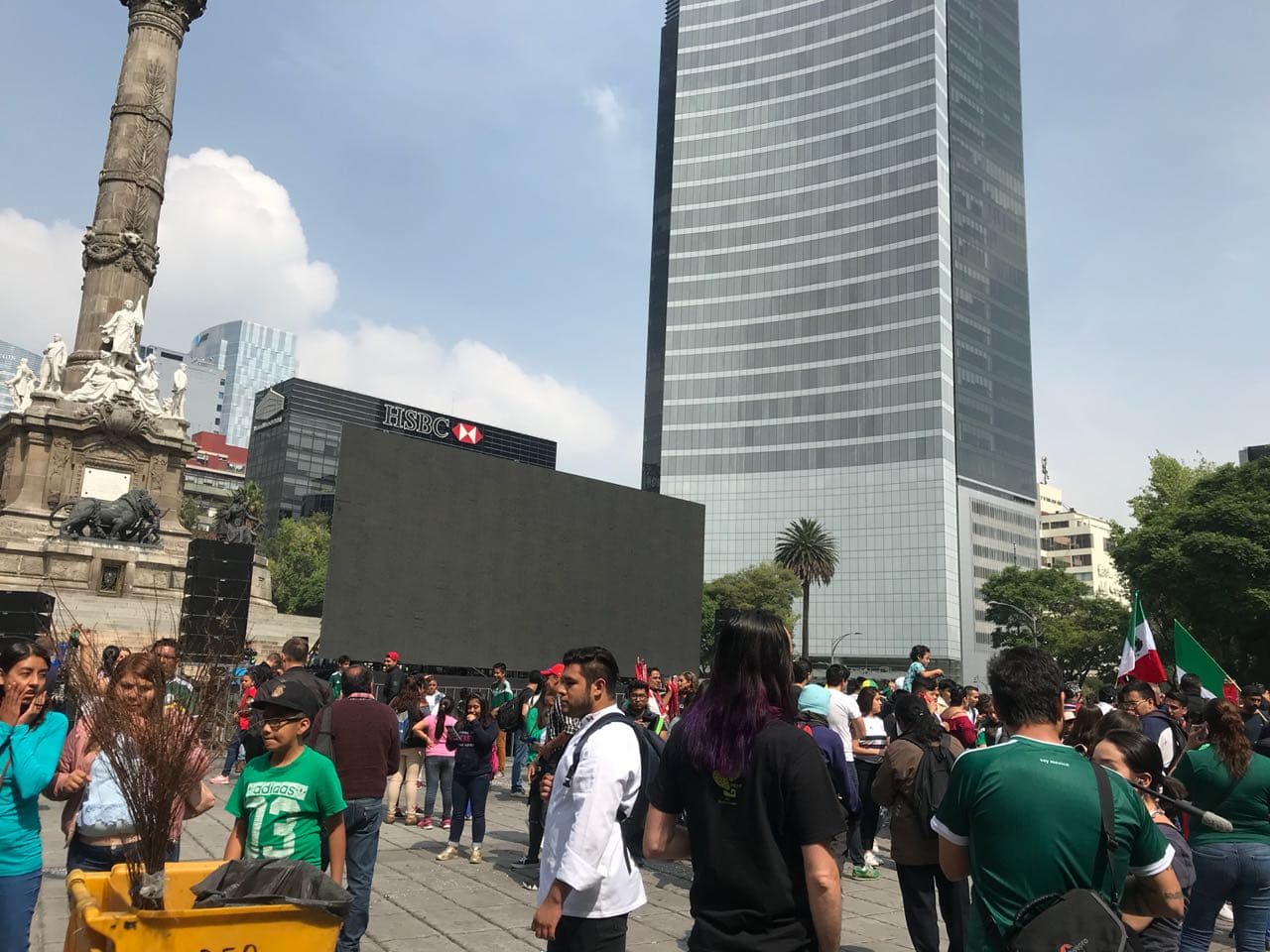 La pantalla gigante era suficiente para que todos los espectadores enviaran su apoyo al Tri.