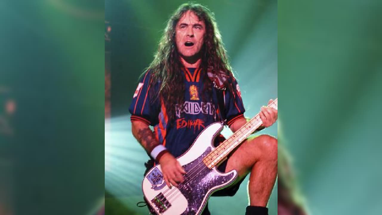 Es obvia la elección que hizo entre el futbol y la música, pero la pasión por el balompié siempre estuvo presente. Incluso, tiene pegada la estampa de su equipo en el bajo que utiliza para dar conciertos.