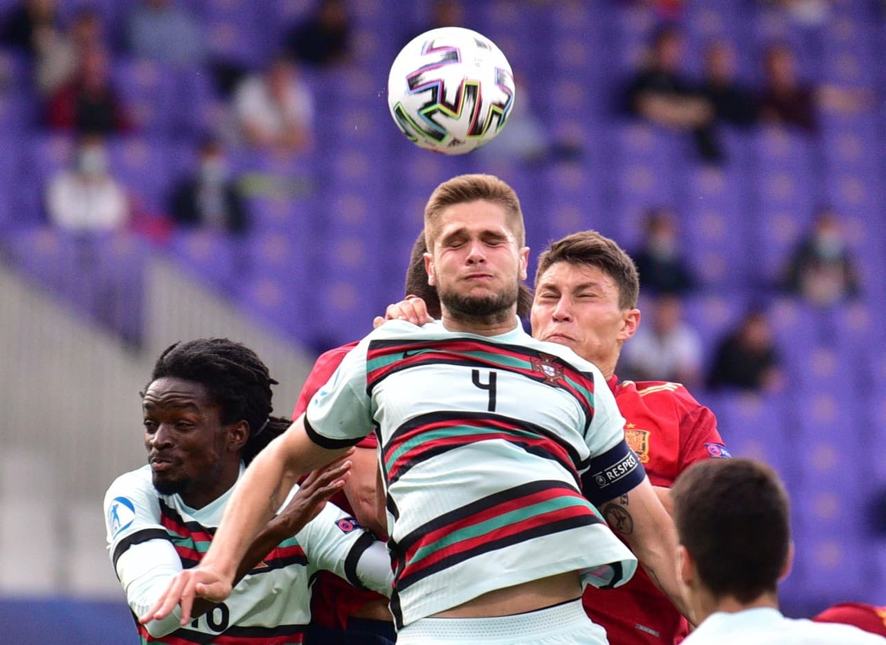 Portugal derrota a España por la mínima y es finalista de la Eurocopa Sub-21. Los lusos tuvieron poco acercamiento al área, y un toque desafortunado en el jugador español Jorge Cuenca, se convirtió en el gol que llevaría al equipo contrario a la final de esta justa. Su oponente será Alemania u Holanda.