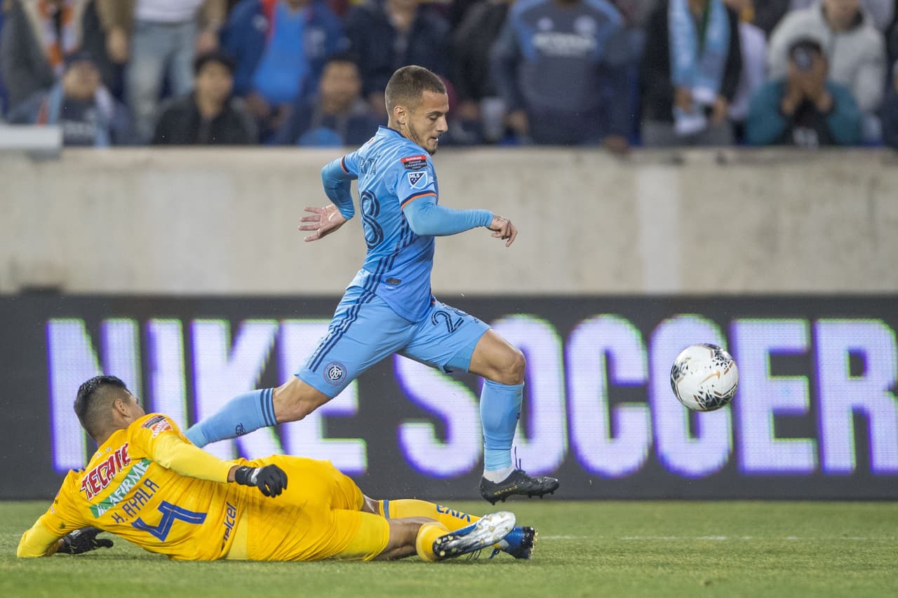 Ante la gran velocidad de Alexandru Mitrita, Hugo ayala se barre pero llega tarde y el jugador del NYCFC se le escapa.