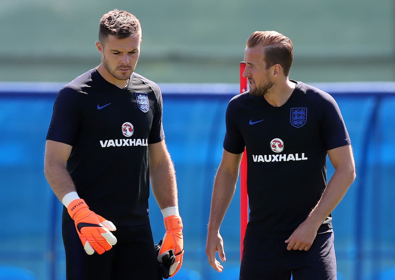 El portero Jack Butland (izq) y Harry Kane, conversan en el entrenamiento final del equipo de la rosa previo a su presentación ante los tunecinos.